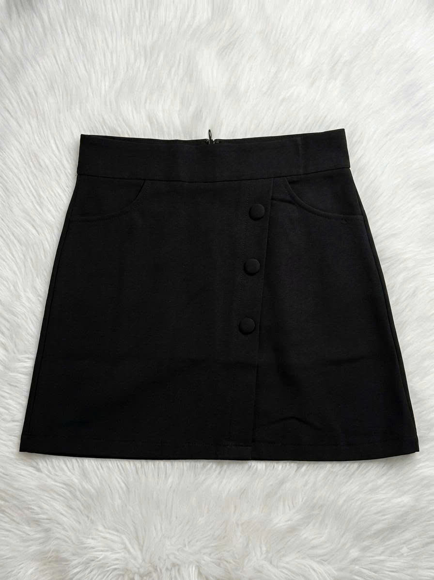 Chân váy mini chữ A đen, nhiều kiểu cúc và túi
