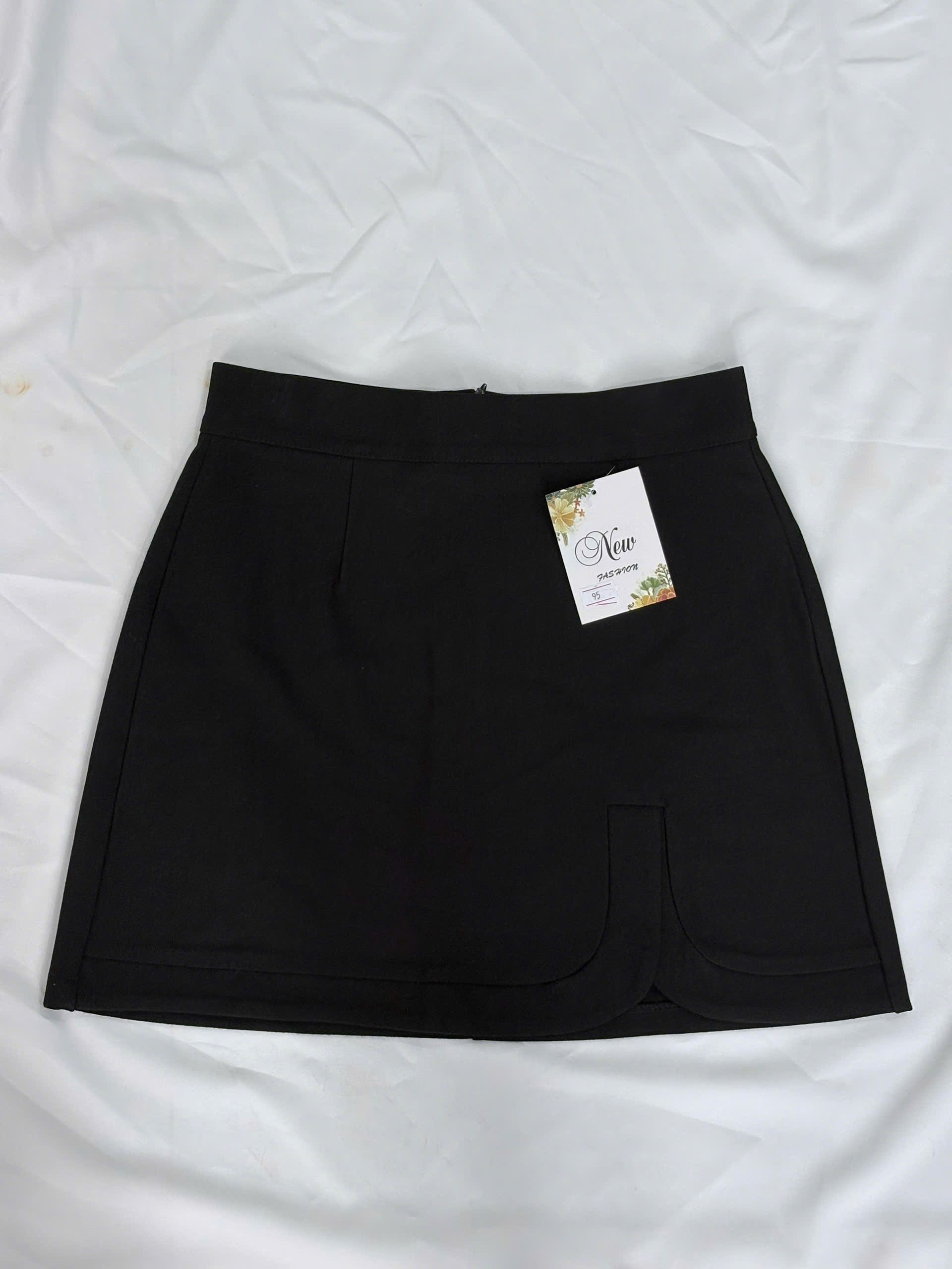 Chân váy mini đen chữ A, xẻ bo góc